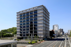 003_外観南東面（歩道橋より）_7098